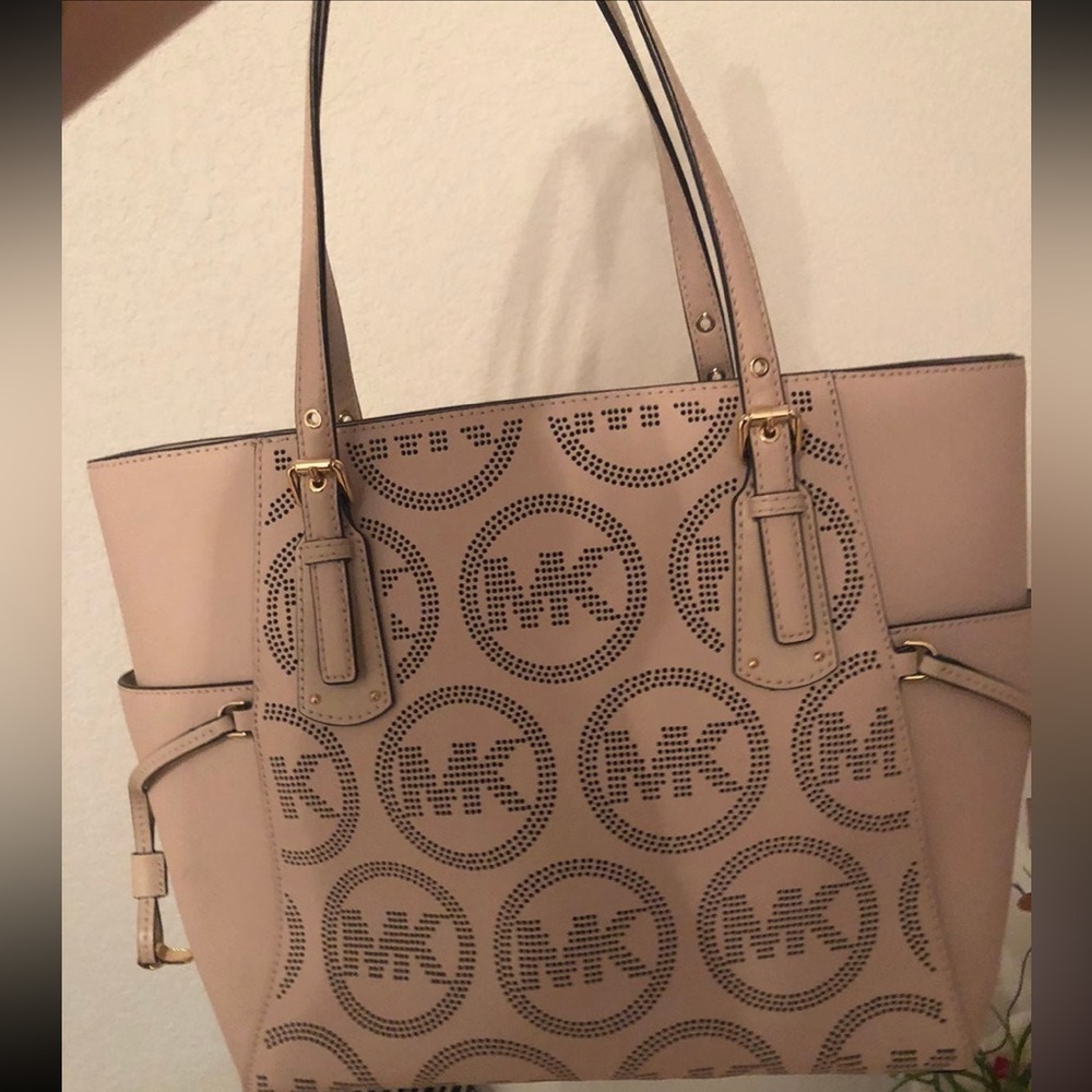 Michael Kors Voyager Tote in Blush /Pink EUC - Picture 3 of 9